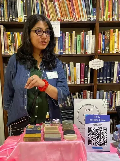 A moment of presentation at my stall, surrounded by books. A perfect setting for a conscious brand.