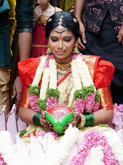 Surrounded by family, our bride Naveena looks beautiful in her traditional attire. The jewellery is subtle yet adds a perfect touch of bridal grace.