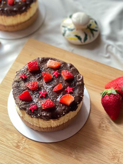 A perfect winter treat, our eggless New York baked cheesecake is topped with rich chocolate and fresh strawberries. It's a classic combination that never disappoints.