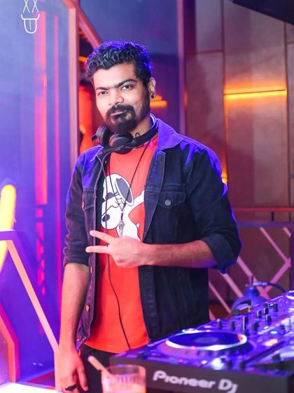 A quick pose behind the decks at The Fixx Bar. This venue has a great, intimate vibe that allows for a strong connection with the crowd.