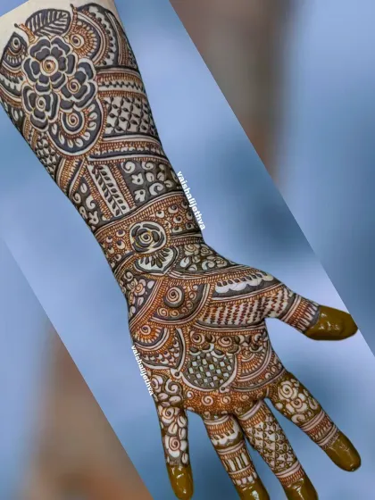 A bold and beautiful Arabic fusion design. The dark, filled-in floral patterns create a striking contrast, perfect for making a statement.