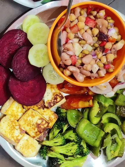 Forget boring diet food. This is a real fat loss meal from my plan: grilled paneer, fresh broccoli, capsicum, and a mixed bean salad. It's tasty, filling, and packed with protein.