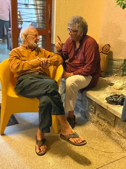 Gulammohammed Sheikh in conversation with artist S.G. Vasudev at the dinner.
