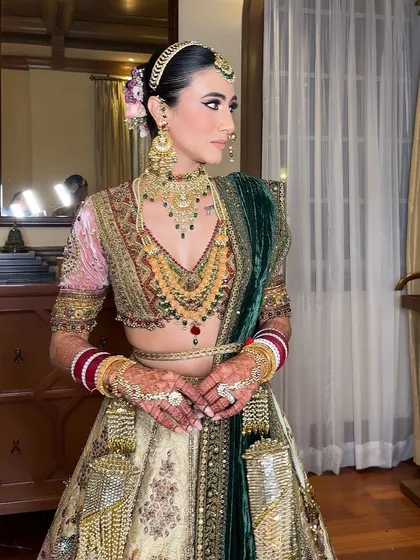 The majestic bride Harshita, looking like a dream for her wedding. The makeup is clean and glamorous, with a classic winged eyeliner that enhances her beautiful eyes.