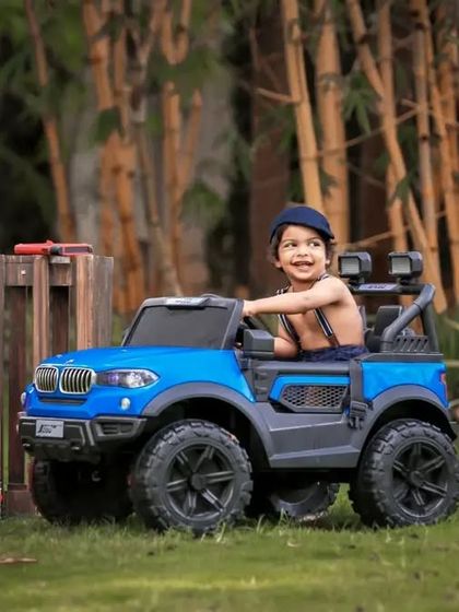 A wide shot of the outdoor garage theme, showing all the cool props like tires, a tool bench, and the "Gunda's Little Garage" sign.