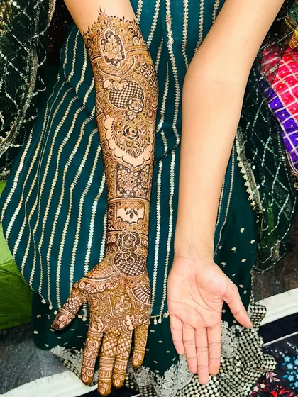 A fusion design combining Indian and Pakistani elements. The arm features classic Pakistani motifs, while the hand has more traditional Indian patterns.