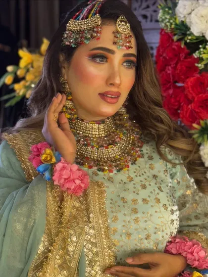 This Haldi bride looks absolutely stunning. The combination of the colorful makeup, jewellery, and outfit is just perfect.