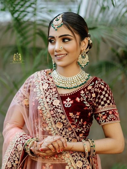 A complete bridal look featuring a heavy, gold-plated Kundan necklace, haath phool, and maang tikka, all available for rent.