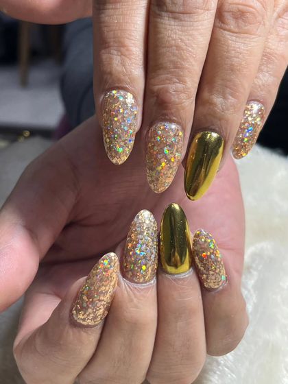 Glittering gold nail art perfect for parties, weddings, and special nights out. This set combines chunky holographic glitter with a solid gold chrome accent nail.