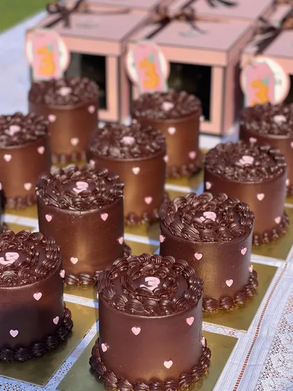 Let your guests take the party home with these personalized Chocolate & Caramel mini cakes. Each one is decorated with tiny hearts, making for a sweet and memorable return favor.