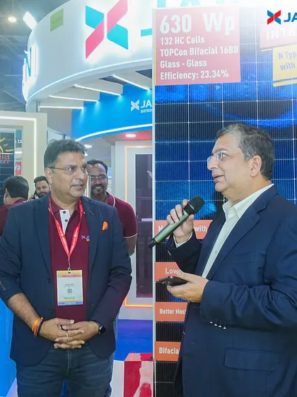 Our leadership team explaining the advanced features of the new Helia NXT R module at its launch. With an efficiency of up to 23.34%, this product represents our dedication to quality, sustainability, and innovation.