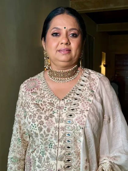Soft and serene. This mother of the bride's makeup is all about enhancing her natural glow with soft colors and a flawless base.