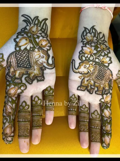 A unique design using negative space to create two beautiful elephants surrounded by flowers. This technique makes the central motifs stand out dramatically.