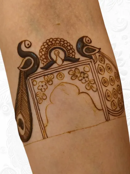 The outline of the peacock and jharokha armlet, showing the basic structure.