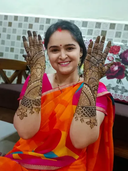 It’s always wonderful to see a smiling client. She is showcasing her full-arm traditional mehndi, perfect for her special occasion.
