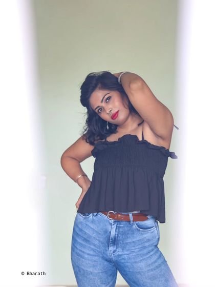 Using a single light source to create a dramatic spotlight effect in the studio. This technique adds a touch of theatricality to the portrait.