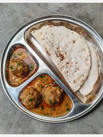 A serving of my Khaima Unde Saaru with Akki Rotti, a classic pairing in Naati cuisine.