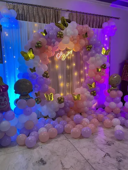 The decoration under blue lighting, which gives it a different, magical feel.