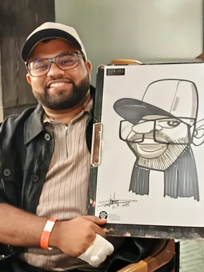 A guest with a cool cap and scarf, all captured in his caricature at Nincasa.