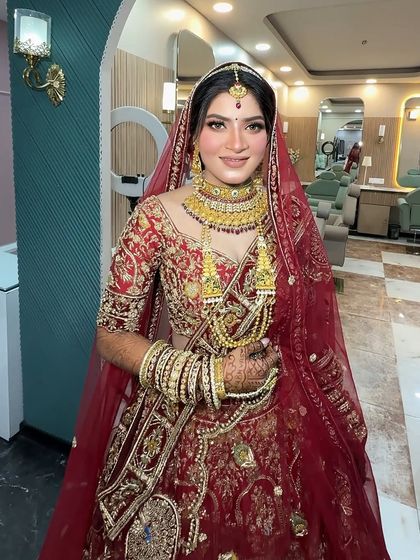 A happy and confident bride. Her smile shows how comfortable and beautiful she feels in her final look, which is always my ultimate goal.