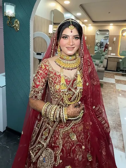 A happy and confident bride. Her smile shows how comfortable and beautiful she feels in her final look, which is always my ultimate goal.