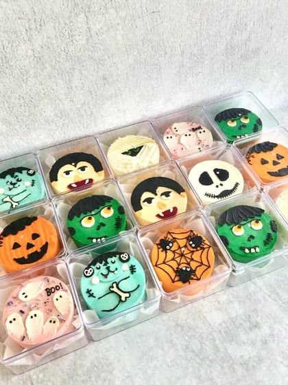 Our Halloween bento cake collection is always a spooky treat! This set includes Frankenstein's monster, a vampire, a mummy, a jack-o'-lantern, and other fun, scary designs.