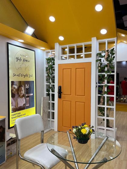 This display from the expo shows how a Yale smart lock looks on a typical residential door. I focus on solutions that are not only technologically advanced but also aesthetically pleasing and integrate well with your home's design.