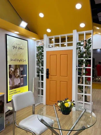 This display from the expo shows how a Yale smart lock looks on a typical residential door. I focus on solutions that are not only technologically advanced but also aesthetically pleasing and integrate well with your home's design.