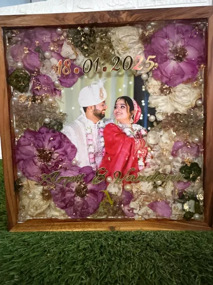 An angled shot of a varmala frame, highlighting the depth and dimension created by layering the flowers in clear resin. The details are sealed perfectly under a glossy finish.
