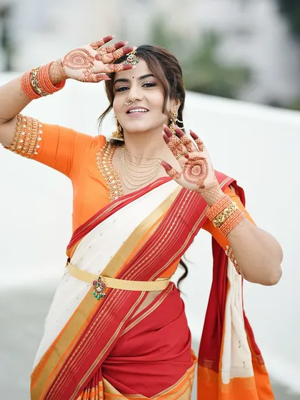 Another happy shot of Namratha with her elegant mehendi. Her smile says it all!