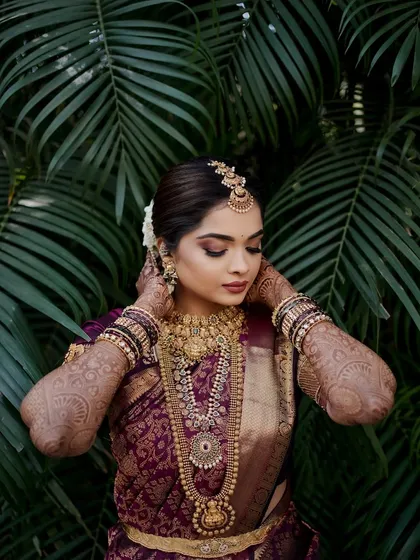 The elegance of a South Indian bride is unmatched. For Shloka, we crafted a look that was both regal and personal, with deep, warm tones on the eyes and flawless skin to complement her stunning Kanjeevaram saree and temple jewellery.