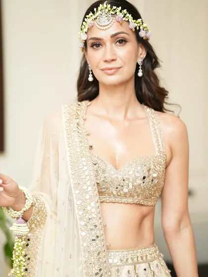 For a more ethereal Mehendi look, I focused on dewy, glowing skin and minimal eye makeup. The floral matha patti adds a beautiful, natural touch, and the makeup is designed to feel light and fresh.