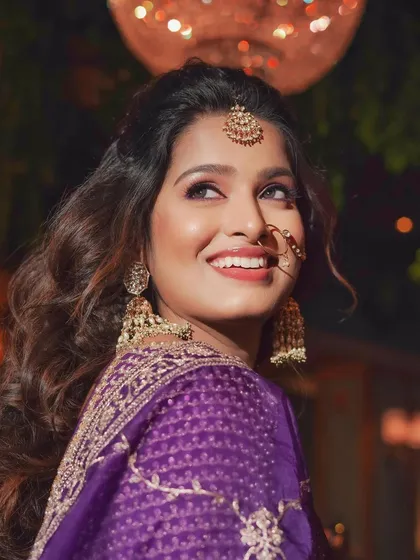 Her happy expression is the best review. The makeup is radiant and joyful, perfect for celebrating.