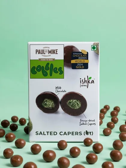 A fun and graphic product shot for chocolate-coated capers. I created a pattern with the product spilling out of the box, resulting in a playful and eye-catching image for social media.