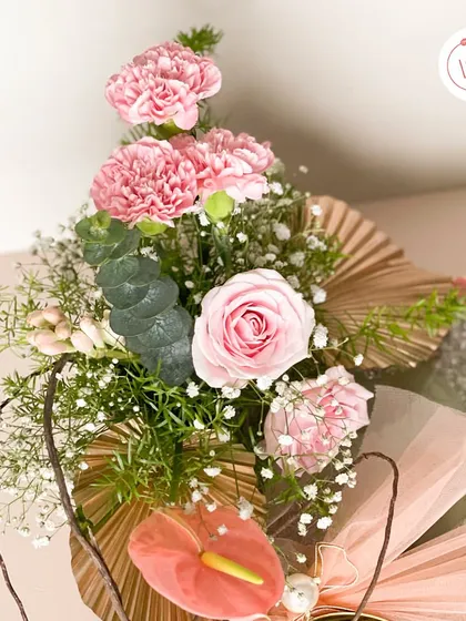 A close-up of the floral arrangement on our trousseau packaging, featuring pink roses, carnations, anthurium, and dried elements. Every detail is carefully chosen to match the client's vision.