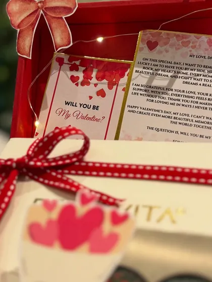 The proposal card, a key element in this romantic Valentine's surprise.
