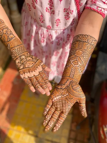 An engagement mehendi with a mix of styles. The design incorporates a date, making it a personalized and memorable piece for the couple.