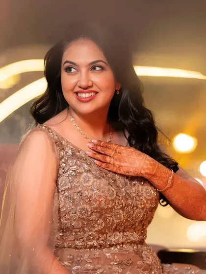 This bride-to-be is glowing with happiness. Her minimal makeup look for her engagement features luminous skin, softly sculpted cheeks, and a touch of shimmer on the eyes.