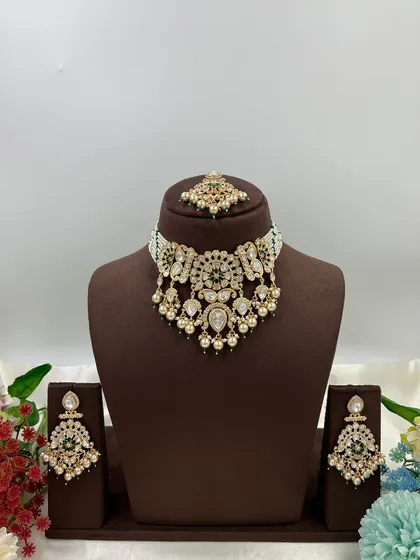 The full 'Ziva' set in green.