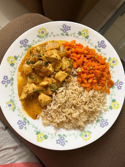 Another serving of the healthy chicken curry with brown rice and sautéed carrots.