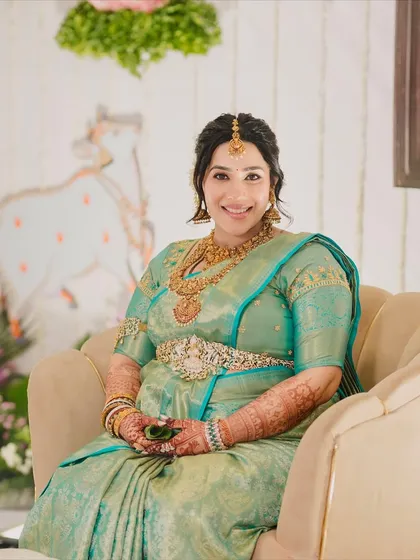All we want is for you to glow. This beautiful Shetty bride is glowing in a soft, dewy makeup look that enhances her features and complements her sea-green silk saree.