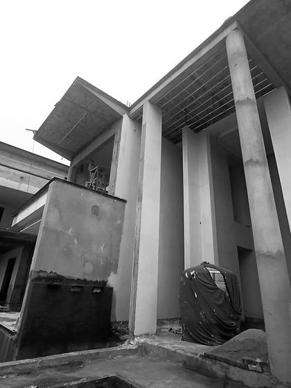 The double-height entrance of a large villa under construction. The monumental columns and exposed structure command attention, setting the tone for the grandeur that will unfold within. This is where the architectural story begins.