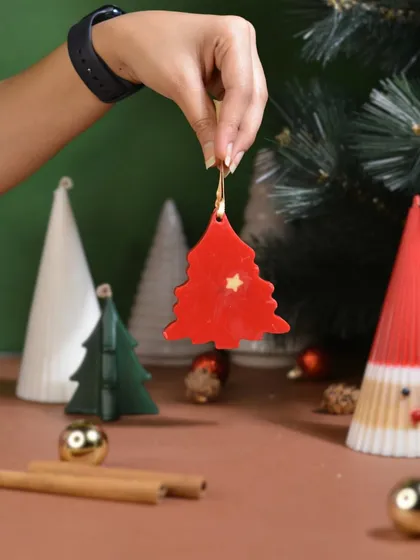 This red Christmas tree-shaped wax sachet is a beautiful and fragrant addition to your holiday decorations.