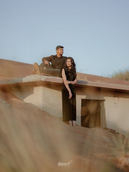 A beautifully composed portrait on a sand-covered rooftop, using the natural environment to create a unique and artistic image.