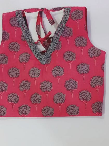 The choli of the Taara Set features a comfortable V-neck with soft lace detailing and knots at the back. This design makes it easy to wear and adjust, so there's no fuss.