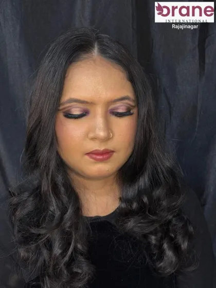 A "Tan Look Glam" makeover, perfect for evening events. This look focuses on bronzed skin and a dramatic winged eyeliner.