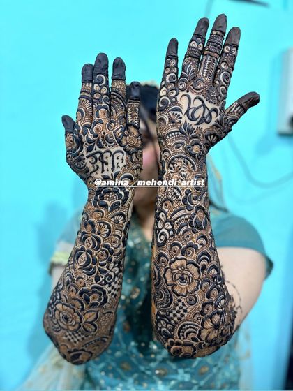 A full view of the design with the 'S' and 'R' initials and the name 'Saqlain'.