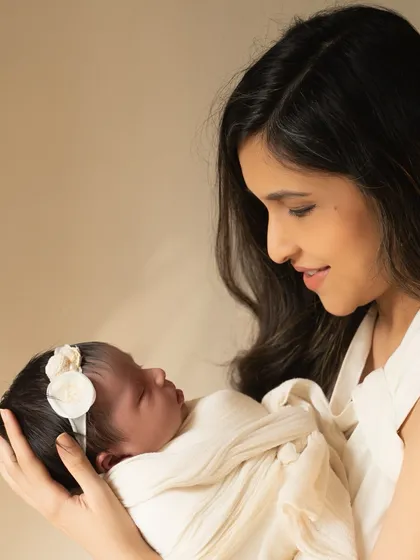 The quiet bond between a mother and her newborn is a story I love to tell. Using soft, natural light, this portrait focuses on the gentle connection and serene love in those first few days. This is the essence of my lifestyle newborn photography sessions.