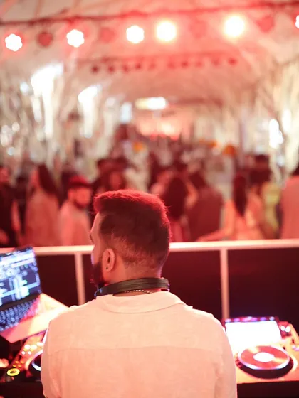 From the wedding hustle to the dance floor rush, I bring the energy everywhere. Here's a look at a beautiful wedding event with decor by A New Knot.