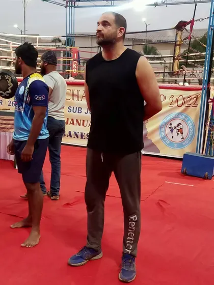 Our champion Sakkun waiting for his fight, focused and prepared for the battle ahead.